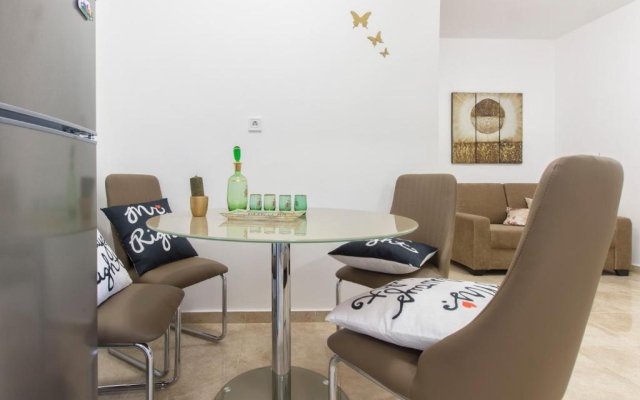 Apartment Mila - 100m from the sea: A3 Brodarica, Riviera Sibenik