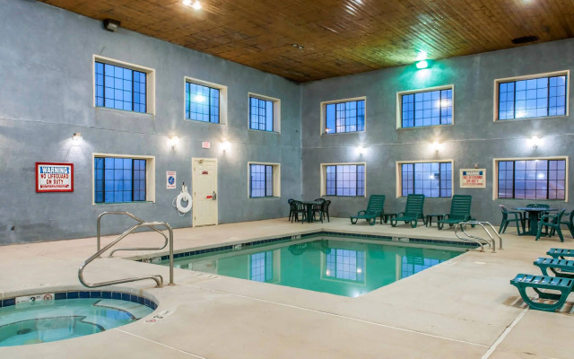 Quality Inn & Suites Grants - I-40