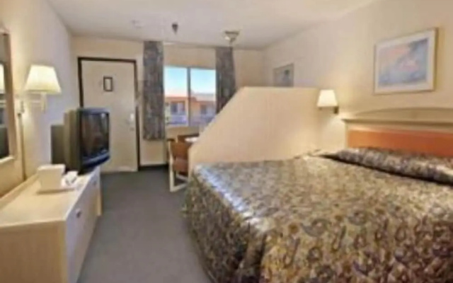 Hilltop Inn & Suites