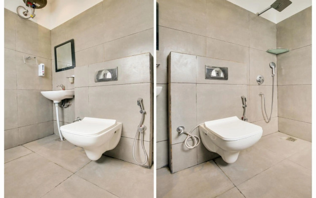 OYO Flagship 80590 Sky White House