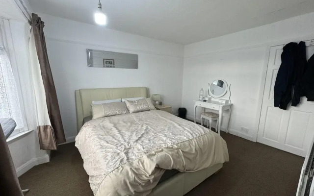 Charming Stoke House With 2 Nice Bedrooms