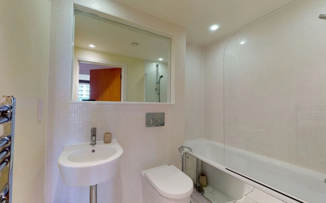 Inviting 2-bed/2-bath Apartment in London