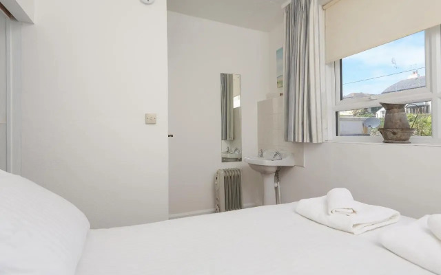 4 Thornlea Mews