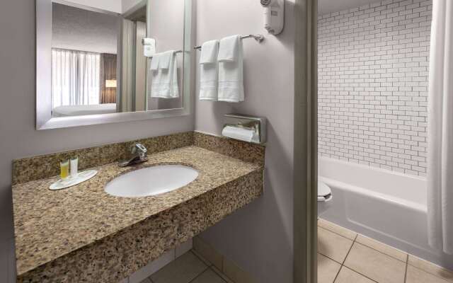 Days Inn by Wyndham Frederick