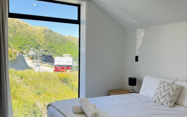 Stunning Lakeview QT Holiday House