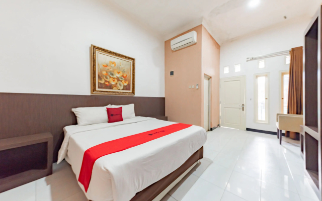 RedDoorz Near Kejaksan Station Cirebon