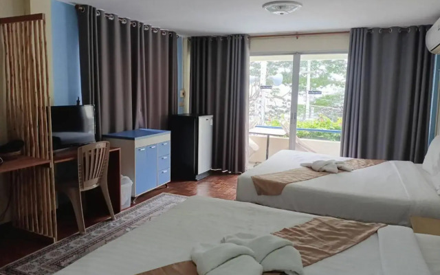 Beachfront Hotel Cha Am