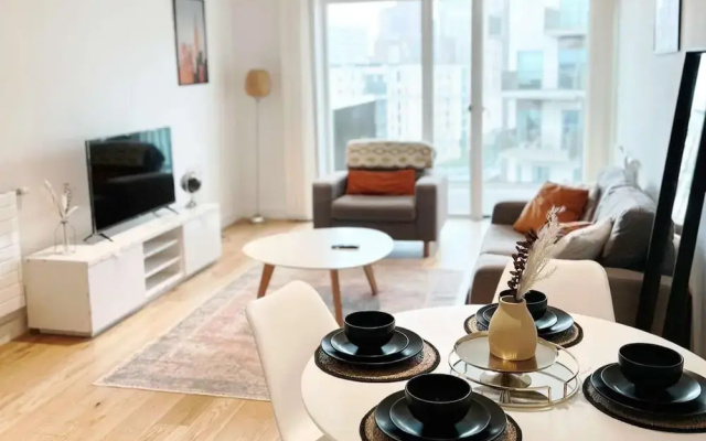 East London 2-bed Apt Sleeps 4, 7 min Walk to Tube