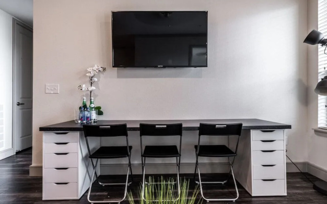 2 BR Apartment Pool Sleeps 6