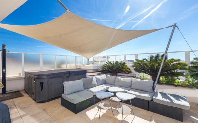 Superb penthouse in centre of Cannes Stunning views air-conditioning internet Near the Palais 532