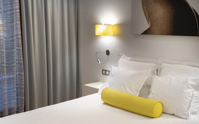 Petit Palace Hotel Tres