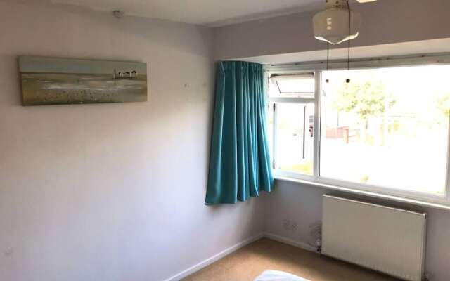 Lovely 3 Bedroom Holiday Home With Free Parking