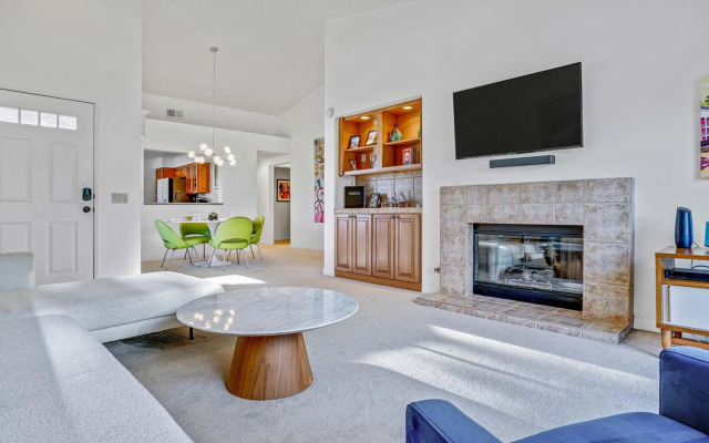 Elegant modern Palm Desert getaway