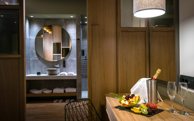Petousis Hotel & Suites