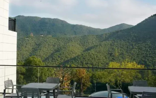 Anji Yunshang Grassland Yuzhu Xiaozhu Hot Spring Homestay