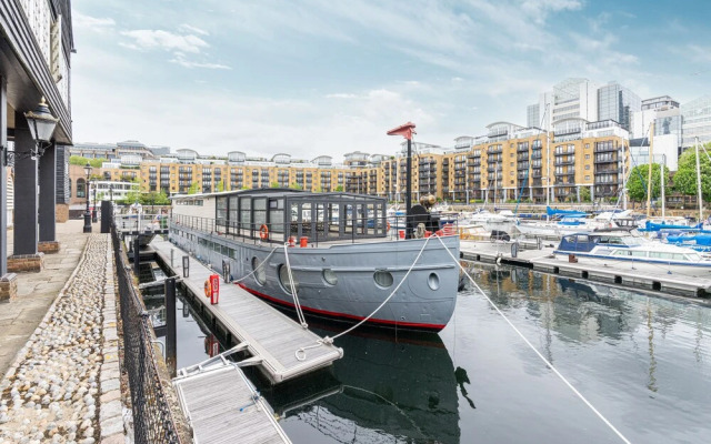 JOIVY Stunning 5-Bed Boathouse On The River Thames