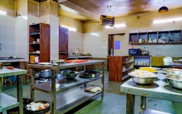 Capital O 28420 The Kanchan Plaza