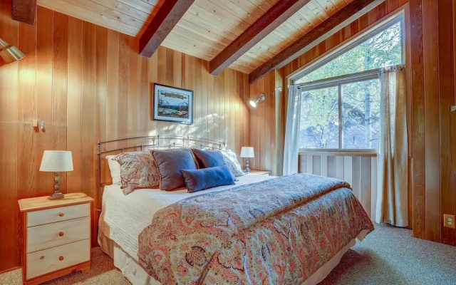 22 Rogue Home with Private Hot Tub, BBQ, and Game Room by RedAwning