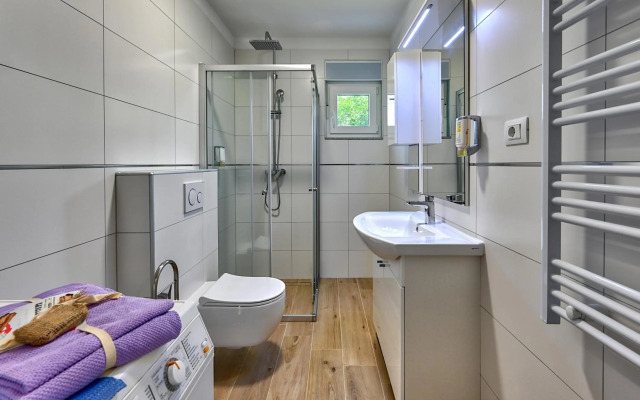 Holiday house Mirna with swimming pool and jacuzzi