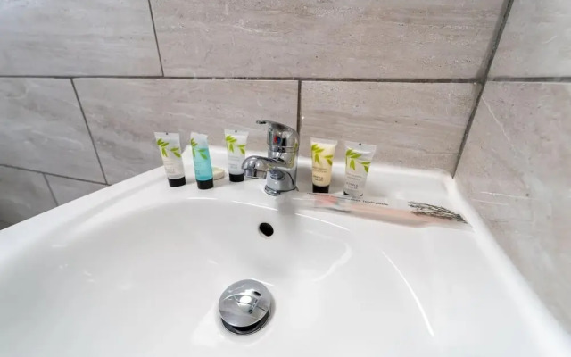 Ground Floor Studio Close to the City!