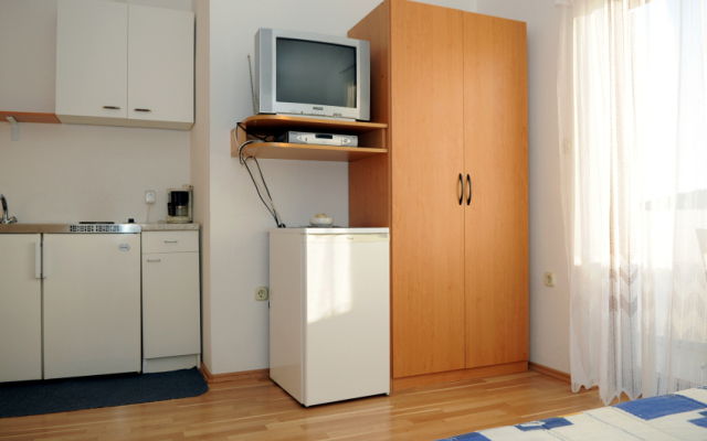 Studio apartment Port - great loaction and free parking: SA3 Murter, Island Murter