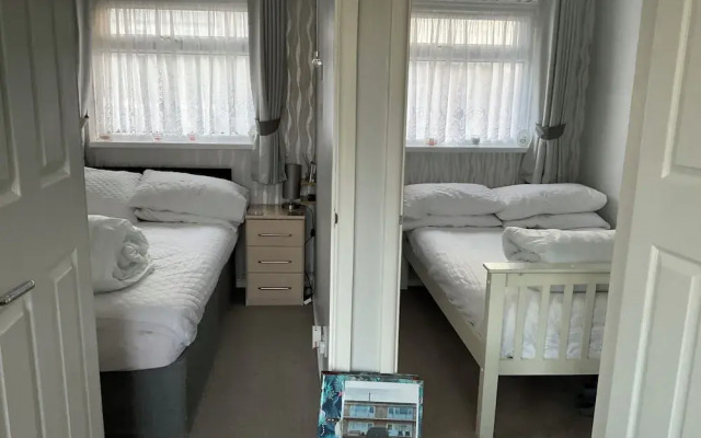 1st Floor Hillview 2 Bedroomed Central Location