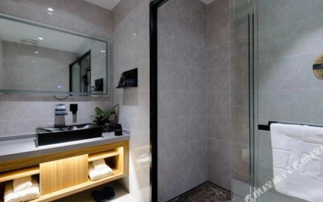 Elong ME Hotel (Xiamen University Shimao Twin Towers)