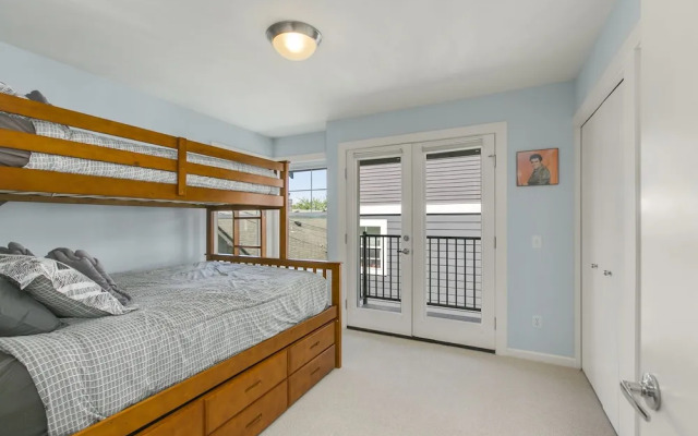 Seattle Vacation Home: The Library