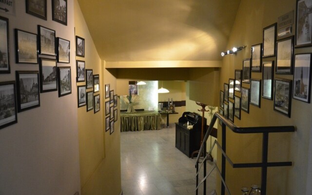 Seven Hotel