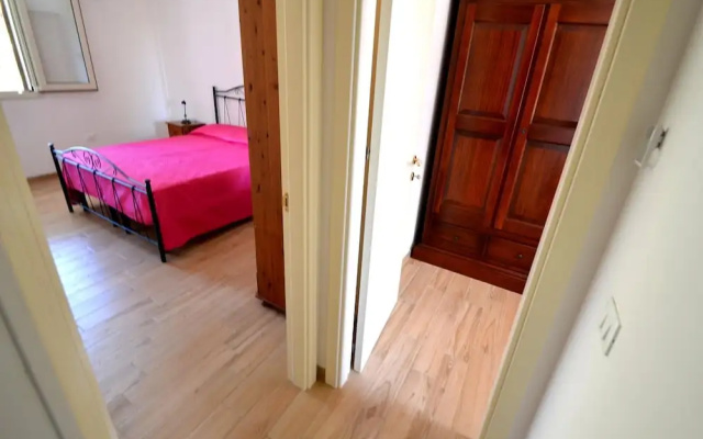 Air-conditioned Apartment Near The Beach With Spacious Balcony & Garden, Pets