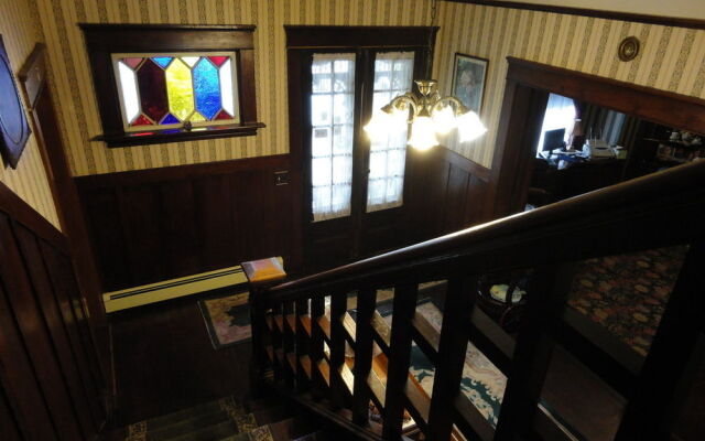 Colonial Charm Inn