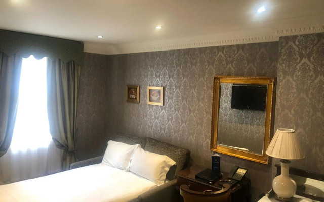 The Leonard Hotel