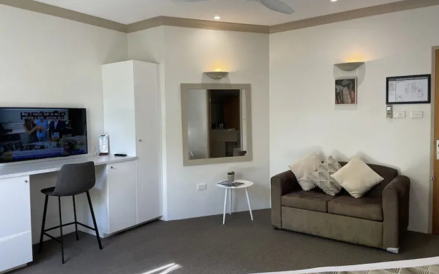 Oasis Inn Ulladulla - Guest 18 Years and Older