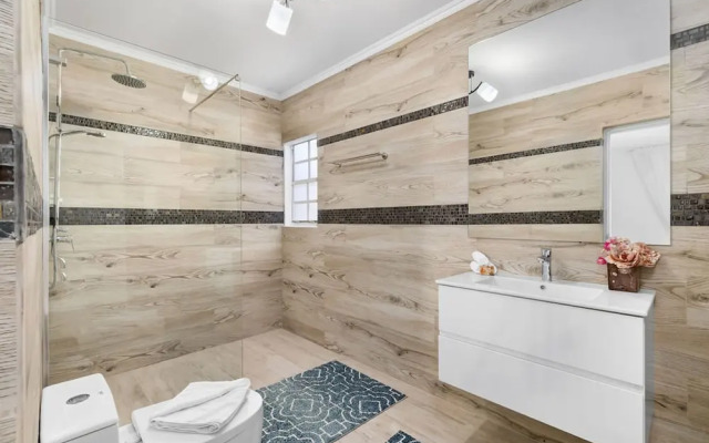 Remodeled 3br2ba Cozy Central Private Pool