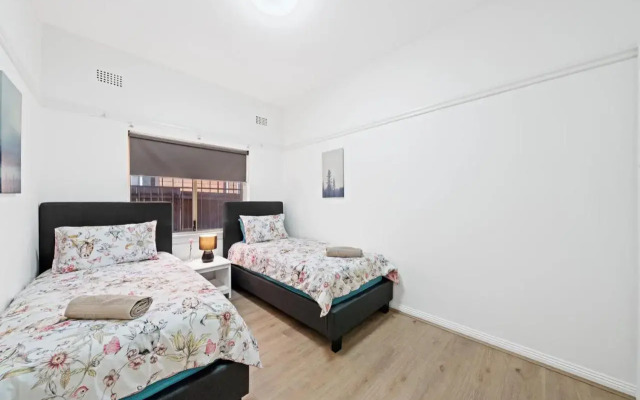 Burwood Lovely 2-bedroom Unit with Free parking