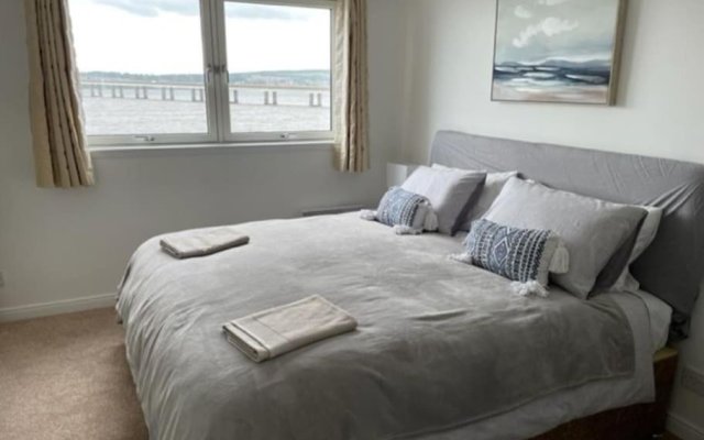 Lux Waterfront 2 bed Apt, V&A 10min walk, St Andrew's Golf 25min drive