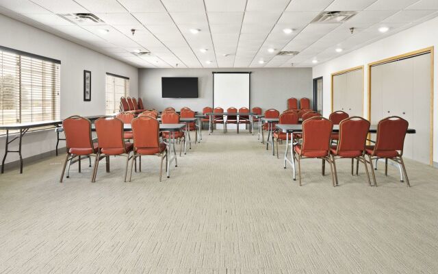 Country Inn & Suites by Radisson, Watertown, SD