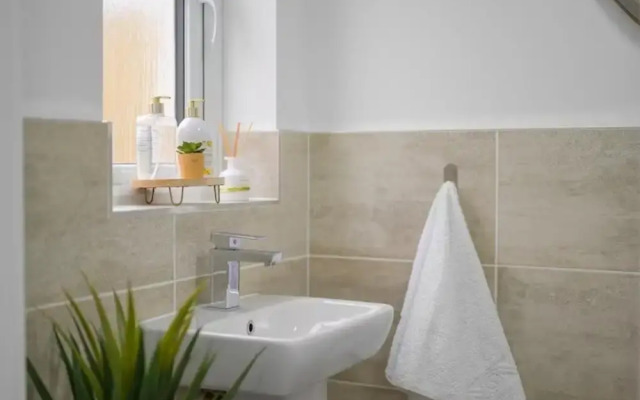 Stylish House in Perth-hot Tub-garden-sleeps 6