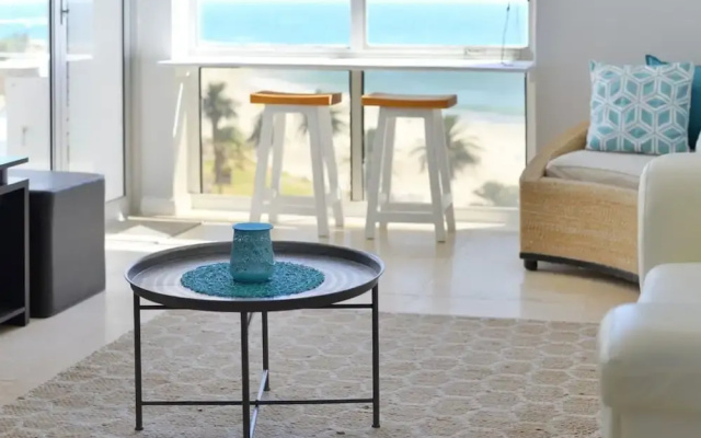 Top-floor 2-bed Beachfront Sunny Camps Bay Views