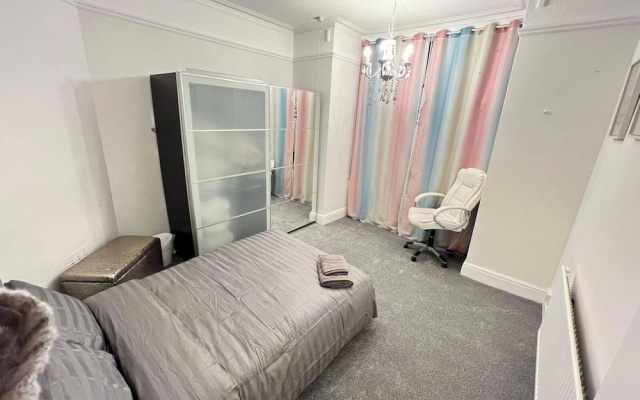 Hottub-garden-parking-sleeps10-10mintotown