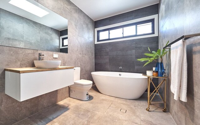 Bottlebrush Lodge (I740)