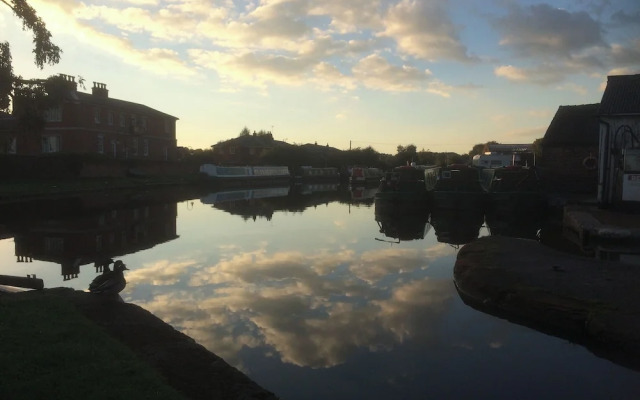 Stone - Boat - Sleeps 6 - Pet Friendly - 85ws