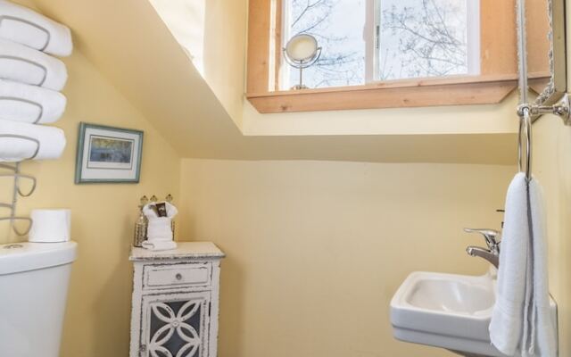 Rockwell Retreat 4 Bedroom Home by NW Comfy Cabins by RedAwning