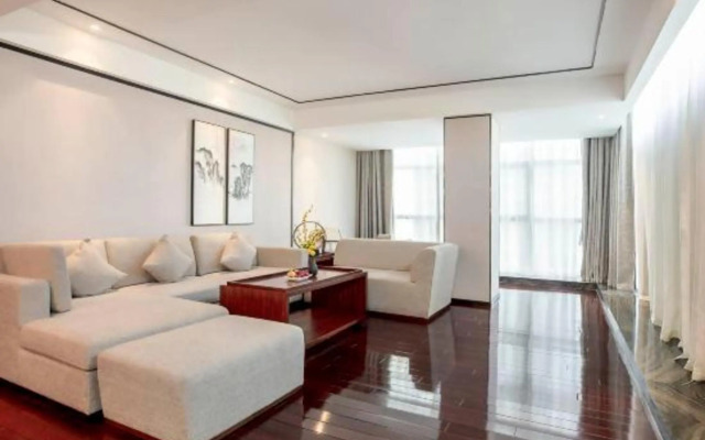 Qianmen Holiday Inn (Zhuhai City Rail Mingzhu Station)