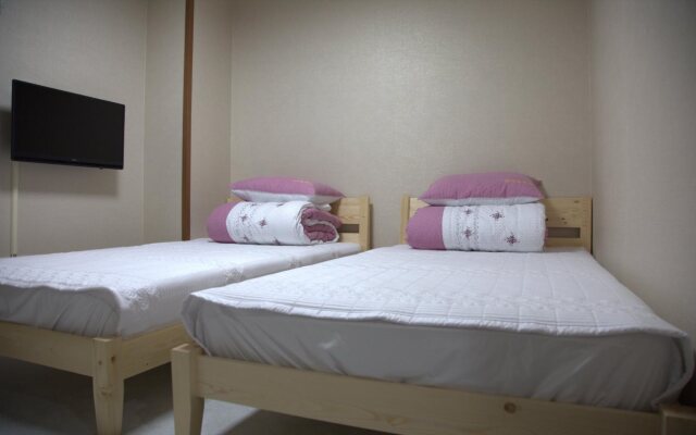Ara & Maru Hostel