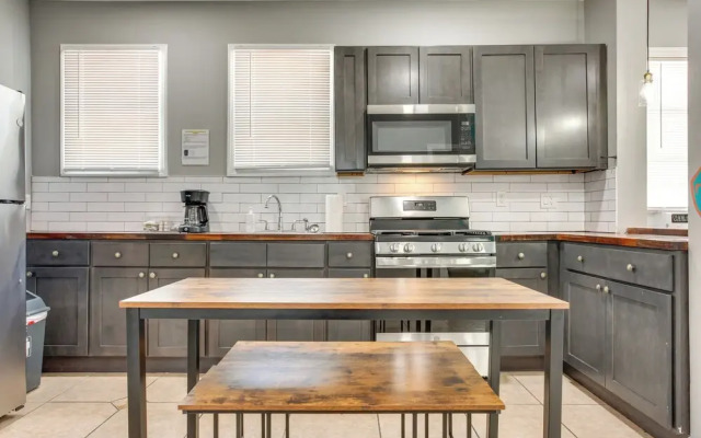 Convenient Elizabeth Apartment w/ Private Balcony!