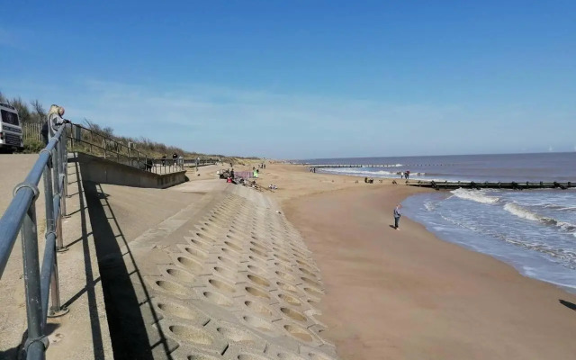 Beach Apartment - Sleeps 4, Garden & Parking