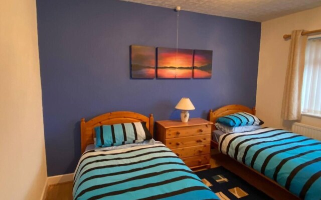 Quiet Secluded two Bedroom Bungalow With Parking
