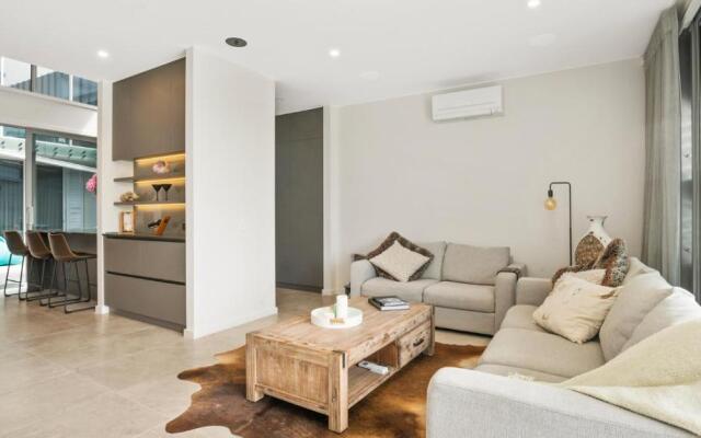 Tranquility Waters - Whangaparaoa Holiday Home