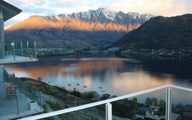 Remarkable Lake View Townhouse Queenstown Hill